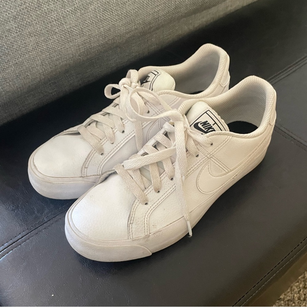 Women’s Nikes Used Great Condition size 7.5!